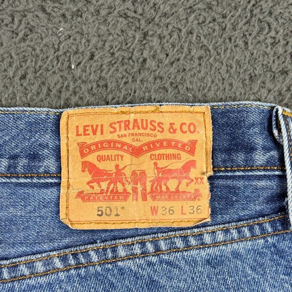 Levis 501 Jeans Mens 36x36 Blue Straight Fit Button Fly Light Wash Denim Pants - Picture 10 of 16